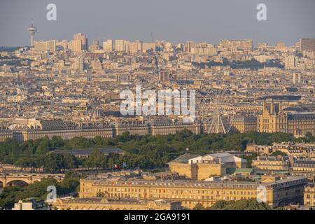 Paris, France - 07 22 2021 : Tour Eiffel : vue sur le musée du Louvre au coucher du soleil à Paris Banque D'Images