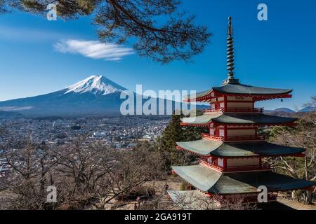 Vue emblématique du Mont Fuji et de la pagode de Chureito. Magnifique temple shinto rouge avec fond de montagne et de ciel bleu au Japon. Banque D'Images