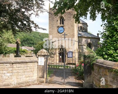 L'église du village de Stoney Middleton, dans le Derbyshire, est dotée d'une tour d'horloge et d'une forme octogonale inhabituelle. Banque D'Images