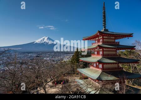 Mont Fuji avec la célèbre Pagode rouge Chureito en premier plan. Sanctuaire Shinto japonais avec montagne et ville emblématiques en arrière-plan. Banque D'Images