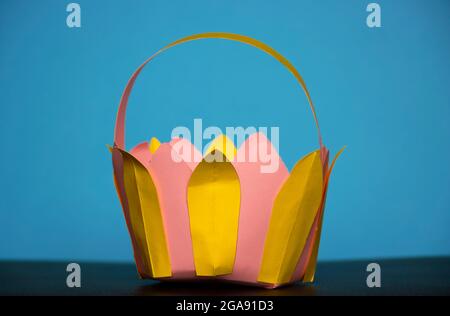 Gros plan image du panier papier graphique coloré. Mise au point sélective Banque D'Images