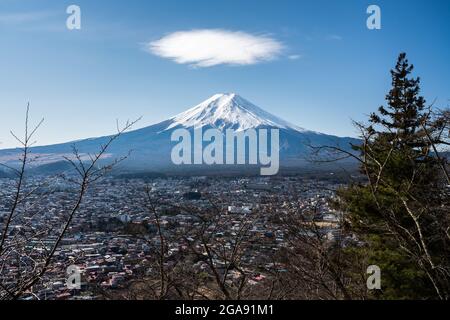 Nuage de Cumulus avec ciel bleu au-dessus du Mont Fuji, la plus haute montagne du Japon et un monument national. Banque D'Images