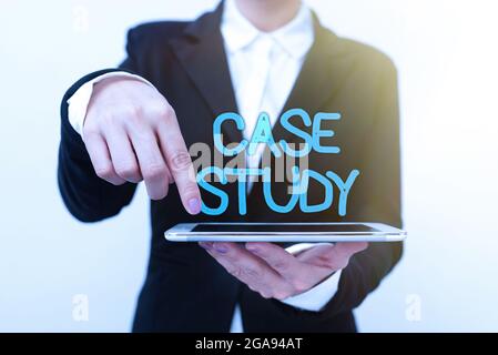 Légende de texte présentant l'étude de cas. Mot écrit sur l'analyse et un plan de recherche spécifique pour examiner un problème présentant des idées de nouvelles technologies Banque D'Images