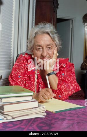 Betty Friedan (1921-2006), écrivain et activiste féministe américain, Portrait à domicile en demi-longueur, New York, New York, Etats-Unis, Bernard Gotfryd, Juin 1987 Banque D'Images