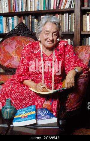 Betty Friedan (1921-2006), écrivain et activiste féministe américain, trois quarts de longueur assis Portrait at Home, New York City, New York, Etats-Unis, Bernard Gotfryd, Juin 1987 Banque D'Images