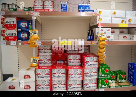 Talaplow, Buckinghamshire, Royaume-Uni. 29 juillet 2021. Certains clients ont pris de la panique en achetant de la bière, laissant des espaces dans les étagères, mais le supermarché Sainsbury's de Talope était bien approvisionné ce matin. Il y a des problèmes de chaîne d'approvisionnement en général avec les supermarchés en raison des pénuries de conducteurs de camions HGV ainsi que du personnel de production de la chaîne d'approvisionnement qui doit s'isoler automatiquement en raison d'avoir été ailé par les appl Covid-19 NHS Track and Trace 19 Banque D'Images