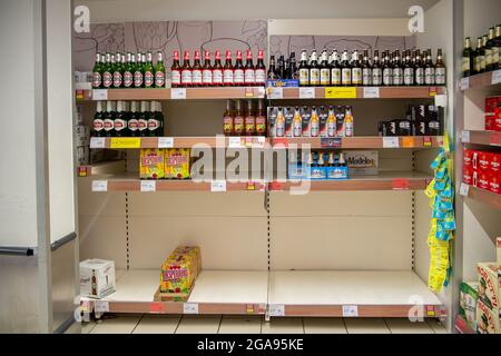 Talaplow, Buckinghamshire, Royaume-Uni. 29 juillet 2021. Certains clients ont pris de la panique en achetant de la bière, laissant des espaces dans les étagères, mais le supermarché Sainsbury's de Talope était bien approvisionné ce matin. Il y a des problèmes de chaîne d'approvisionnement en général avec les supermarchés en raison des pénuries de conducteurs de camions HGV ainsi que du personnel de production de la chaîne d'approvisionnement qui doit s'isoler automatiquement en raison d'avoir été ailé par les appl Covid-19 NHS Track and Trace 19 Banque D'Images