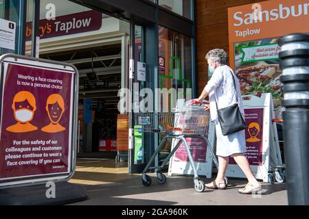 Talaplow, Buckinghamshire, Royaume-Uni. 29 juillet 2021. Un avis à l'extérieur de Sainsbury demandant aux gens de porter un masque facial s'ils le peuvent, mais qu'il s'agit d'un choix personnel. La plupart des clients portent toujours un masque facial lorsqu'ils font leurs achats au 19 de Sainsbury Banque D'Images