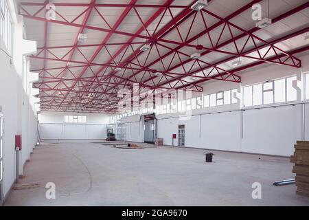 Construction en fer cadre de bâtiment de stockage industriel en construction avec panneaux isolants sandwich. Banque D'Images