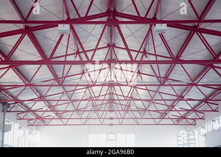 Construction en fer cadre de bâtiment de stockage industriel en construction avec panneaux isolants sandwich. Banque D'Images