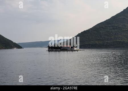 Perast, Monténégro - 20 juillet 2021 Îles Saint George avec le monastère catholique dans la baie de Kotor Banque D'Images