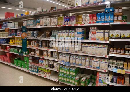 Talaplow, Buckinghamshire, Royaume-Uni. 22 juillet 2021. Approvisionnement en lait longue durée. Les étagères du supermarché Sainsbury étaient généralement très bien approvisionnées ce matin. La principale exception a été pour l'eau minérale car les gens ont acheté plus que la normale en raison de la vague de chaleur. Après le levage du poste de verrouillage Covid-19 lundi, les Sainsbury's ont de nouvelles affiches à l'extérieur de leur magasin demandant aux clients de porter un masque s'ils le peuvent. Crédit : Maureen McLean/Alay Banque D'Images