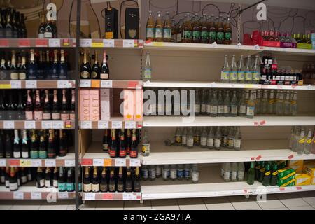 Talaplow, Buckinghamshire, Royaume-Uni. 22 juillet 2021. Fournitures pour mixeur de boissons. Les étagères du supermarché Sainsbury étaient généralement très bien approvisionnées ce matin. La principale exception a été pour l'eau minérale car les gens ont acheté plus que la normale en raison de la vague de chaleur. Après le levage du poste de verrouillage Covid-19 lundi, les Sainsbury's ont de nouvelles affiches à l'extérieur de leur magasin demandant aux clients de porter un masque s'ils le peuvent. Crédit : Maureen McLean/Alay Banque D'Images