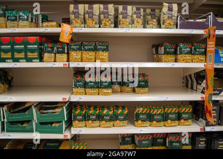 Talaplow, Buckinghamshire, Royaume-Uni. 22 juillet 2021. Fournitures de pâtes. Les étagères du supermarché Sainsbury étaient généralement très bien approvisionnées ce matin. La principale exception a été pour l'eau minérale car les gens ont acheté plus que la normale en raison de la vague de chaleur. Après le levage du poste de verrouillage Covid-19 lundi, les Sainsbury's ont de nouvelles affiches à l'extérieur de leur magasin demandant aux clients de porter un masque s'ils le peuvent. Crédit : Maureen McLean/Alay Banque D'Images