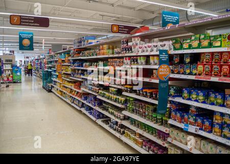 Talaplow, Buckinghamshire, Royaume-Uni. 22 juillet 2021. Les étagères du supermarché Sainsbury étaient généralement très bien approvisionnées ce matin. La principale exception a été pour l'eau minérale car les gens ont acheté plus que la normale en raison de la vague de chaleur. Après le levage du poste de verrouillage Covid-19 lundi, les Sainsbury's ont de nouvelles affiches à l'extérieur de leur magasin demandant aux clients de porter un masque s'ils le peuvent. Crédit : Maureen McLean/Alay Banque D'Images