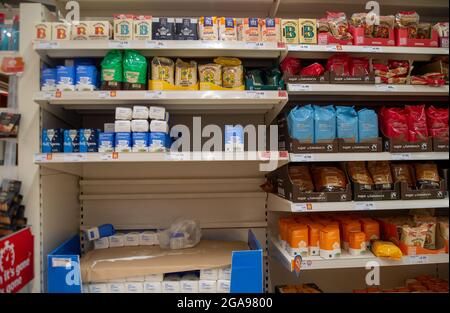 Talaplow, Buckinghamshire, Royaume-Uni. 22 juillet 2021. Approvisionnement en sucre. Les étagères du supermarché Sainsbury étaient généralement très bien approvisionnées ce matin. La principale exception a été pour l'eau minérale car les gens ont acheté plus que la normale en raison de la vague de chaleur. Après le levage du poste de verrouillage Covid-19 lundi, les Sainsbury's ont de nouvelles affiches à l'extérieur de leur magasin demandant aux clients de porter un masque s'ils le peuvent. Crédit : Maureen McLean/Alay Banque D'Images