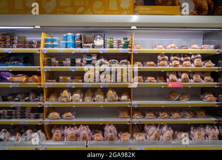 Talaplow, Buckinghamshire, Royaume-Uni. 22 juillet 2021. Fournitures de poulet. Les étagères du supermarché Sainsbury étaient généralement très bien approvisionnées ce matin. La principale exception a été pour l'eau minérale car les gens ont acheté plus que la normale en raison de la vague de chaleur. Après le levage du poste de verrouillage Covid-19 lundi, les Sainsbury's ont de nouvelles affiches à l'extérieur de leur magasin demandant aux clients de porter un masque s'ils le peuvent. Crédit : Maureen McLean/Alay Banque D'Images