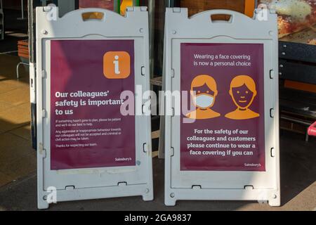 Talaplow, Buckinghamshire, Royaume-Uni. 22 juillet 2021. Après le levage du poste de verrouillage Covid-19 lundi, les Sainsbury's ont de nouvelles affiches à l'extérieur de leur magasin demandant aux clients de porter un masque s'ils le peuvent. Crédit : Maureen McLean/Alay Banque D'Images