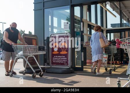 Talaplow, Buckinghamshire, Royaume-Uni. 22 juillet 2021. Après le levage du poste de verrouillage Covid-19 lundi, les Sainsbury's ont de nouvelles affiches à l'extérieur de leur magasin demandant aux clients de porter un masque s'ils le peuvent. Crédit : Maureen McLean/Alay Banque D'Images