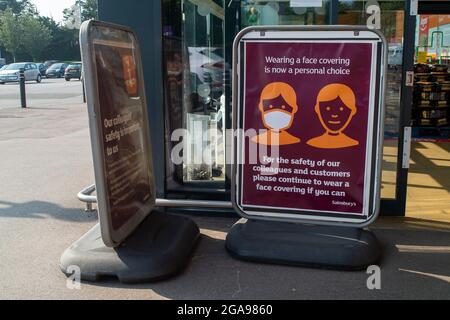 Talaplow, Buckinghamshire, Royaume-Uni. 22 juillet 2021. Après le levage du poste de verrouillage Covid-19 lundi, les Sainsbury's ont de nouvelles affiches à l'extérieur de leur magasin demandant aux clients de porter un masque s'ils le peuvent. Crédit : Maureen McLean/Alay Banque D'Images