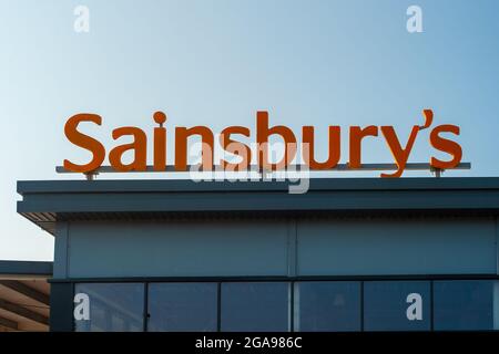 Talaplow, Buckinghamshire, Royaume-Uni. 22 juillet 2021. Les étagères du supermarché Sainsbury étaient généralement très bien approvisionnées ce matin. La principale exception a été pour l'eau minérale car les gens ont acheté plus que la normale en raison de la vague de chaleur. Après le levage du poste de verrouillage Covid-19 lundi, les Sainsbury's ont de nouvelles affiches à l'extérieur de leur magasin demandant aux clients de porter un masque s'ils le peuvent. Crédit : Maureen McLean/Alay Banque D'Images