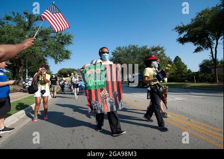 Austin, Texas, États-Unis. 29 juillet 2021. Des manifestants pour la campagne des pauvres le long des routes de desserte de l'Interstate 35 sur une promenade de 27 kilomètres et 4 jours de Georgetown à Austin se terminant à la capitale de l'État du Texas dans une « marche de style elma à Montgomery » pour exiger une action fédérale sur les droits de vote. Round Rock, Texas. Mario Cantu/CSM/Alamy Live News Banque D'Images