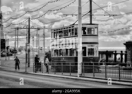 Tramway du patrimoine de Blackpool qui passe devant la place Gynn Banque D'Images