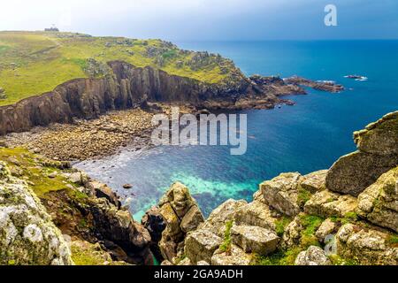 Cove et plage à Gwennap Head sur la côte de Cornwall le long du South West Coast Path avec l'établissement national de surveillance de la côte en arrière-plan, au Royaume-Uni Banque D'Images