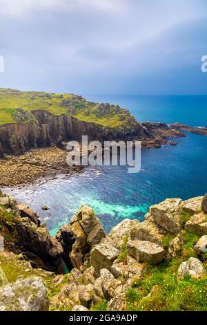 Cove et plage à Gwennap Head sur la côte de Cornwall le long du South West Coast Path, Royaume-Uni Banque D'Images