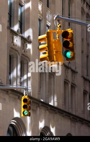 Le feu de stop se trouve parmi les bâtiments de Park Avenue le 24 février 2021 à New York City NY USA. Banque D'Images