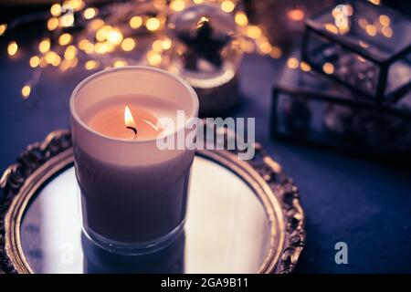 Décorations de vacances avec bougies et lumières, décor de mariage Banque D'Images