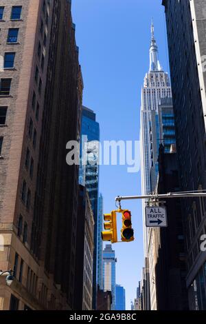 Le feu de stop se trouve parmi les bâtiments de Park Avenue le 25 février 2021 à New York City NY USA. Banque D'Images
