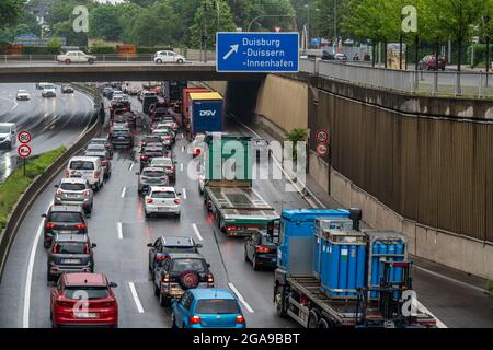 Embouteillage sur l'autoroute A59, en passant par la ville de Duisburg, en direction du nord, heure de pointe, NRW, Allemagne Banque D'Images