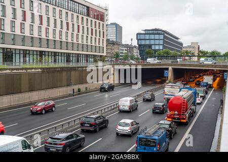 Embouteillage sur l'autoroute A59, en passant par la ville de Duisburg, en direction du nord, heure de pointe, NRW, Allemagne Banque D'Images