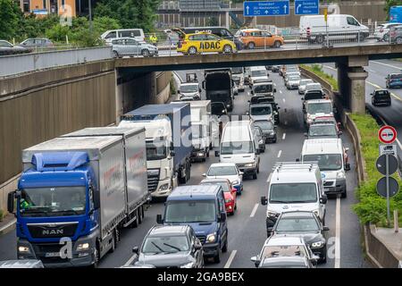 Embouteillage sur l'autoroute A59, en passant par la ville de Duisburg, en direction du nord, heure de pointe, NRW, Allemagne Banque D'Images