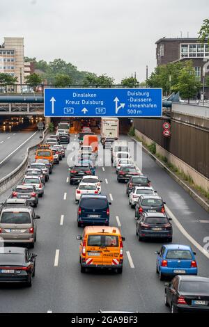 Embouteillage sur l'autoroute A59, en passant par la ville de Duisburg, en direction du nord, heure de pointe, NRW, Allemagne Banque D'Images