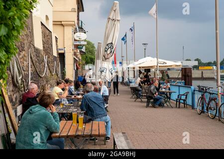 Quartier portuaire de Duisburg-Ruhrort, Horst-Schimanski-Gasse au port, qui rappelle le Taort Kult Kommissar Schimi, pub de port Zum Hübi, NRW, Allemagne, Banque D'Images