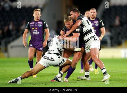 Harry Newman de Leeds Rhinos est attaqué par Joe Cator du FC Hull lors du match de la Super League de Betfred au KCOM Stadium, à Hull. Date de la photo : jeudi 29 juillet 2021. Banque D'Images