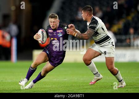 Harry Newman de Leeds Rhinos est attaqué par Joe Cator du FC Hull lors du match de la Super League de Betfred au KCOM Stadium, à Hull. Date de la photo : jeudi 29 juillet 2021. Banque D'Images