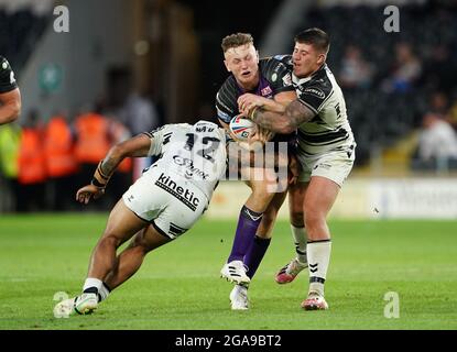 Harry Newman de Leeds Rhinos est attaqué par Joe Cator du FC Hull lors du match de la Super League de Betfred au KCOM Stadium, à Hull. Date de la photo : jeudi 29 juillet 2021. Banque D'Images