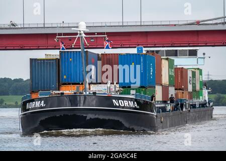 Navire-conteneur, dans le canal portuaire du port intérieur de Ruhrort, en route vers le terminal des conteneurs, Duisburg, NRW, Allemagne, Banque D'Images