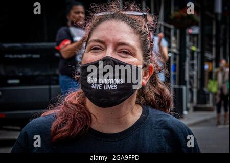 Les membres d'une coalition de défense des sans-abri de New York ont organisé une action directe le 29 juillet 2021 à l'extérieur de l'hôtel de ville pour rappeler le bilan brisé du maire de Blasio sur les sans-abri. Certains participants se sont engagés dans un acte de désobéissance civile qui a entraîné 9 arrestations. Le groupe exige que le maire et les agences municipales agissent immédiatement pour arrêter les transferts inhumains et mal exécutés de New-Yorkais isolés sans domicile depuis des hôtels protégés par la COVID vers le système d'abris collectifs dangereux ; empêcher les « transferts » de personnes par la rue NYPD dans le système d'abris ; Et pour que le maire prenne des mesures immédiates sur Intro 146, un projet de loi W Banque D'Images