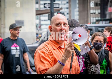 Membre du Conseil Harvey Epstein. Les membres d'une coalition de défense des sans-abri de New York ont organisé une action directe le 29 juillet 2021 à l'extérieur de l'hôtel de ville pour rappeler le bilan brisé du maire de Blasio sur les sans-abri. Certains participants se sont engagés dans un acte de désobéissance civile qui a entraîné 9 arrestations. Le groupe exige que le maire et les agences municipales agissent immédiatement pour arrêter les transferts inhumains et mal exécutés de New-Yorkais isolés sans domicile depuis des hôtels protégés par la COVID vers le système d'abris collectifs dangereux ; pour empêcher les « balayages » de la rue NYPD de personnes dans le système d'abris ; et pour que le maire les prenne immédiatement Banque D'Images