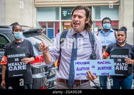 Stephen Levin, conseiller. Les membres d'une coalition de défense des sans-abri de New York ont organisé une action directe le 29 juillet 2021 à l'extérieur de l'hôtel de ville pour rappeler le bilan brisé du maire de Blasio sur les sans-abri. Certains participants se sont engagés dans un acte de désobéissance civile qui a entraîné 9 arrestations. Le groupe exige que le maire et les agences municipales agissent immédiatement pour arrêter les transferts inhumains et mal exécutés de New-Yorkais isolés sans domicile depuis des hôtels protégés par la COVID vers le système d'abris collectifs dangereux ; pour empêcher les « balayages » de la rue NYPD de personnes dans le système d'abris ; et pour que le maire les prenne immédiatement Banque D'Images