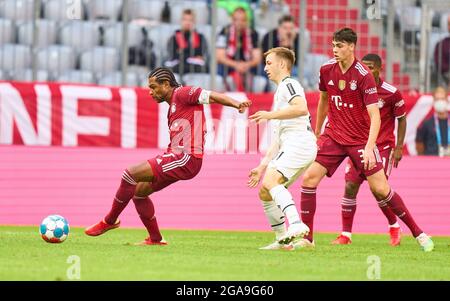 Serge GNABRY, FCB 7 concourent pour le ballon, s'attaquer, duel, header, zweikampf, Action, lutte contre Luiz Skraback, MG 31 dans le match amical FC BAYERN MUENCHEN - BORUSSIA MÖNCHENGLADBACH 0-2 le 28 juillet 2021 à Munich, Allemagne saison 2021/2022, match X, 1.Bundesliga, FCB, Gladbach, München, X.Spieltag. © Peter Schatz / Alamy Live News Banque D'Images