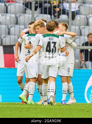 Michael Wentzel, MG 20 célèbre son but, heureux, rire, célébration, 0-2, Michel Lieder, MG 16 Luiz Skraback, MG 31 dans le match amical FC BAYERN MUENCHEN - BORUSSIA MÖNCHENGLADBACH 0-2 le 28 juillet 2021 à Munich, Allemagne saison 2021/2022, match X, 1.Bundesliga, FCB, Gladbach, München, X.Spieltag. © Peter Schatz / Alamy Live News Banque D'Images