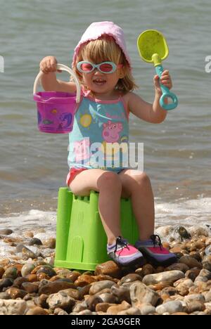 hannah walker, âgée de 2 ans, s'amuse sur la plage de southsea alors que les températures montent dans les années 80. pic mike walker, 2008 Banque D'Images