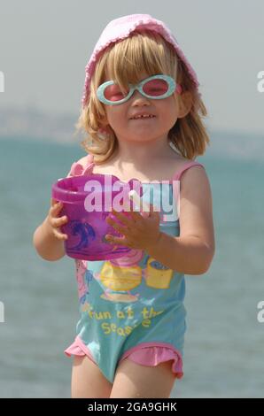 hannah walker, âgée de 2 ans, s'amuse sur la plage de southsea alors que les températures montent dans les années 80. pic mike walker, 2008 Banque D'Images