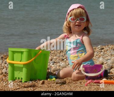 hannah walker, âgée de 2 ans, s'amuse sur la plage de southsea alors que les températures montent dans les années 80. pic mike walker, 2008 Banque D'Images