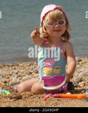 hannah walker, âgée de 2 ans, s'amuse sur la plage de southsea alors que les températures montent dans les années 80. pic mike walker, 2008 Banque D'Images